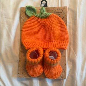 NWT Newborn / Baby Orange Pumpkin Knit Hat and Booties Set